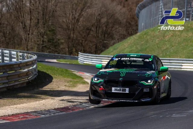 BMW M2 mit Startnummer 55 auf der Nordschleife des Nürburgrings, schwarz-grüne Lackierung, Gran Turismo Branding, H&R Kennzeichen