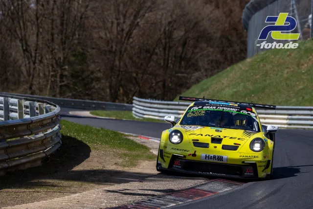 Gelber Porsche 911 GT3 R mit Startnummer 632 in einer Kurve auf der Nordschleife während NLS Lauf 3