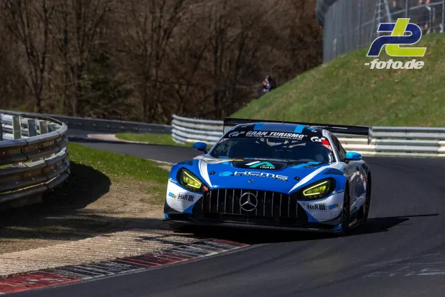 Mercedes-AMG GT3 #47 in blau-weißer Lackierung in einer Kurve auf der Nürburgring-Nordschleife bei der NLS.