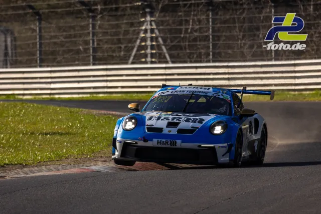 Blau-weißer Porsche 911 GT3 R #121 mit H&R-Sponsoring fährt durch eine Kurve am Nürburgring während des Zeittrainings zur NLS.
