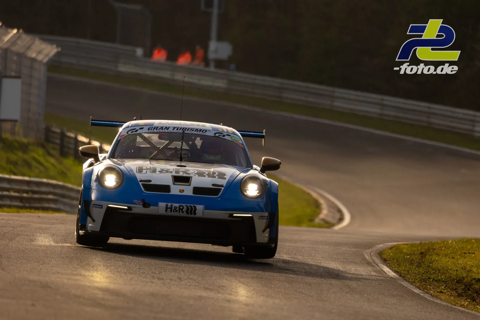 Porsche 911 GT3 Cup in weiß-blauer Lackierung mit H&R-Branding während des Zeittrainings auf dem Nürburgring.