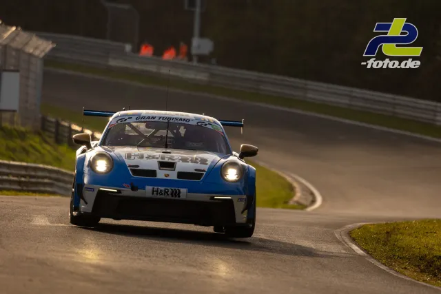 Porsche 911 GT3 Cup in weiß-blauer Lackierung mit H&R-Branding während des Zeittrainings auf dem Nürburgring.