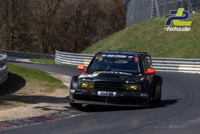 HWA EVO.R mit Startnummer 61 auf der Nordschleife, H&R-Schriftzug am Kennzeichen, orangefarbene Außenspiegel, gelbe Scheinwerfer