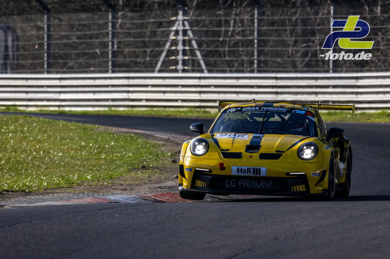 Gelber Porsche 911 GT3 Cup #906 beim Zeittraining auf der Nordschleife des Nürburgrings während der NLS.