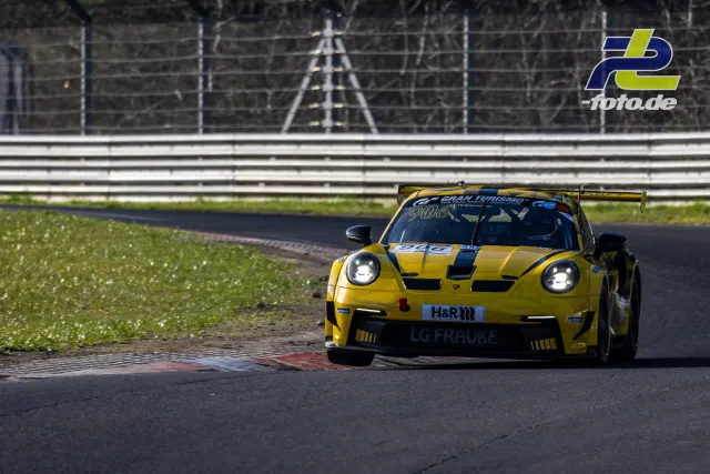 Gelber Porsche 911 GT3 Cup #906 beim Zeittraining auf der Nordschleife des Nürburgrings während der NLS.