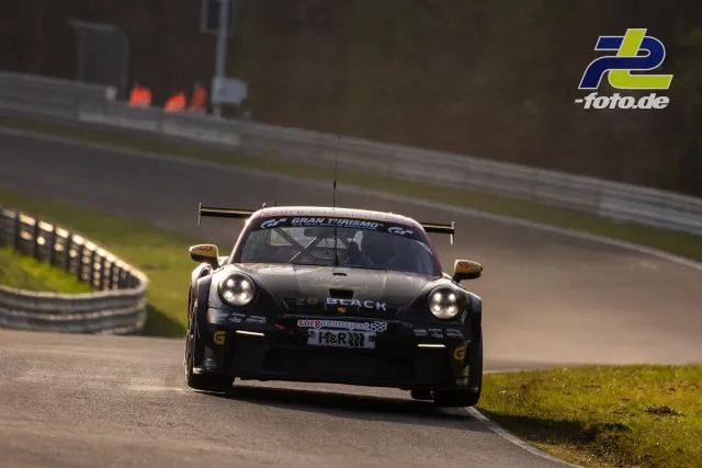 Schwarzer Porsche 911 GT3 Cup in der Kuppe auf der Nordschleife beim NLS-Zeittraining.
