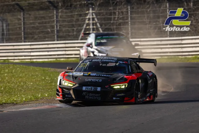 Audi R8 LMS GT3 mit schwarz-roter Lackierung während des Zeittrainings auf dem Nürburgring, gefolgt von einem weiteren Fahrzeug