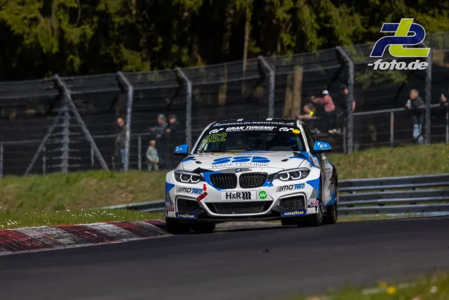 BMW M240i Racing Cup im Rennen auf der Nordschleife des Nürburgrings, Frontalansicht in der Kurve