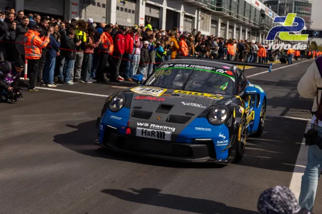 Porsche 911 GT3 R Startnummer 46 verlässt die Boxengasse vor zahlreichen Zuschauern beim NLS-Lauf am Nürburgring.