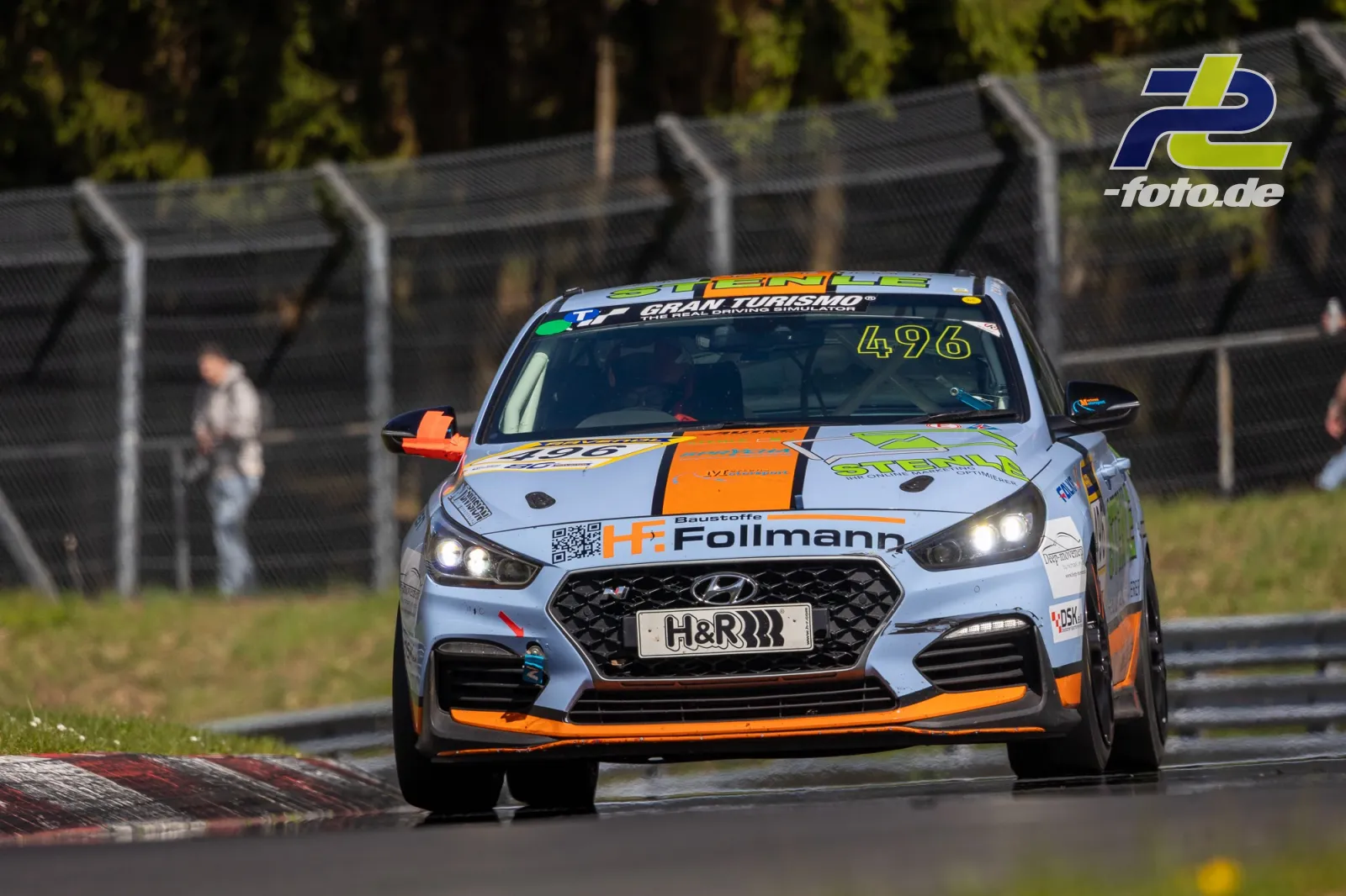 Hyundai TCR Nr. 496 in hellblau-oranger Lackierung auf der Nordschleife beim NLS-Rennen am Nürburgring.