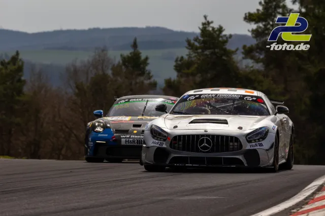 Mercedes-AMG GT und weiteres Fahrzeug im Zweikampf bei der NLS auf dem Nürburgring