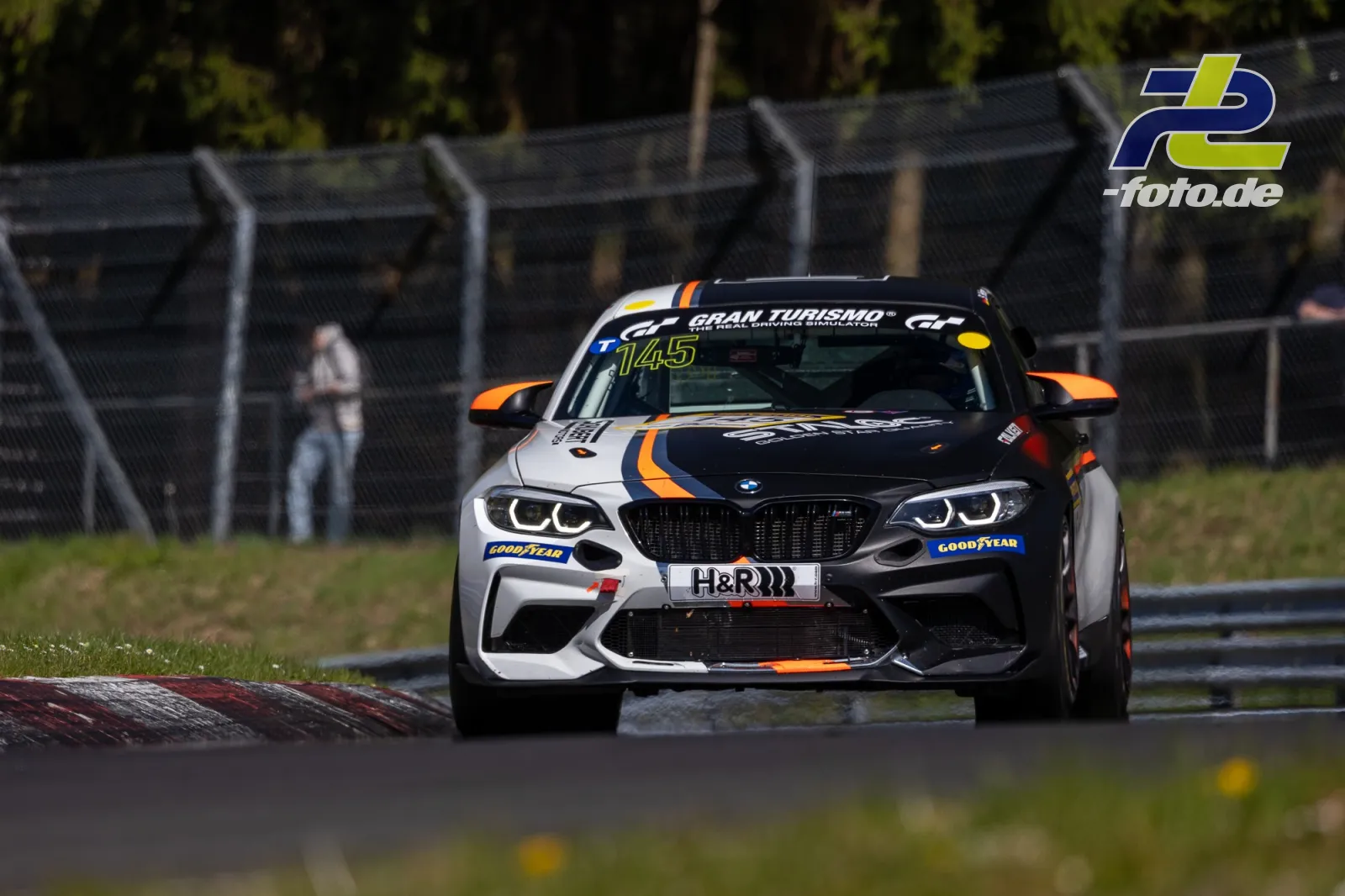 BMW M2 CS Racing mit Startnummer 145 in Kurve auf der Nürburgring-Nordschleife beim NLS-Rennen.