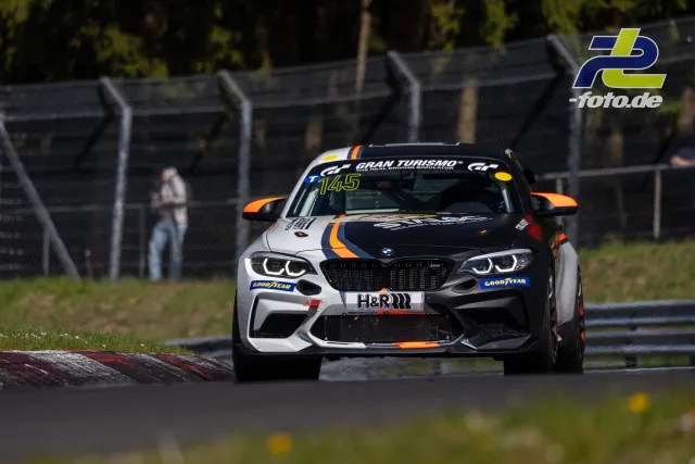 BMW M2 CS Racing mit Startnummer 145 in Kurve auf der Nürburgring-Nordschleife beim NLS-Rennen.