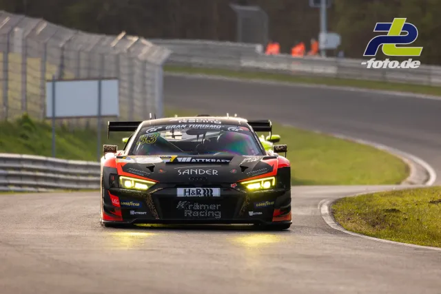 Audi R8 LMS GT3 #33 von Krämer Racing im Zeittraining auf der Nürburgring-Nordschleife, frontale Perspektive.