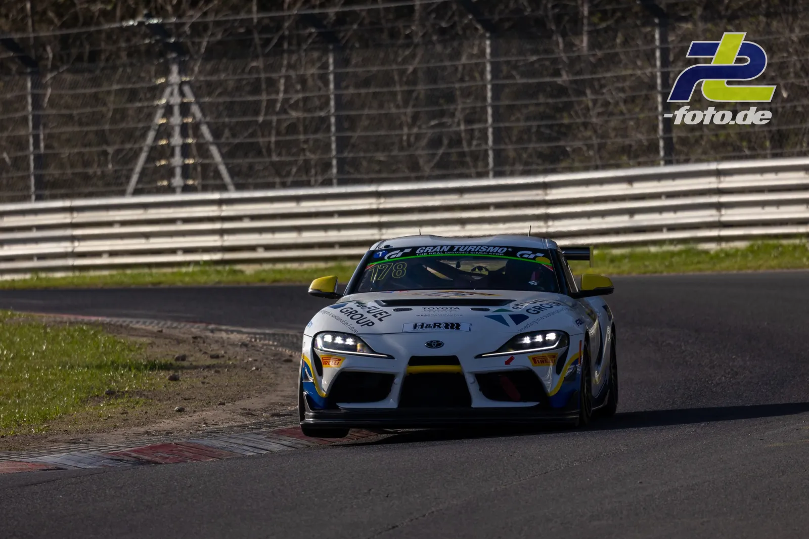 Toyota GR Supra GT4 Nummer 178 in Kurve auf dem Nürburgring beim Zeittraining der NLS.