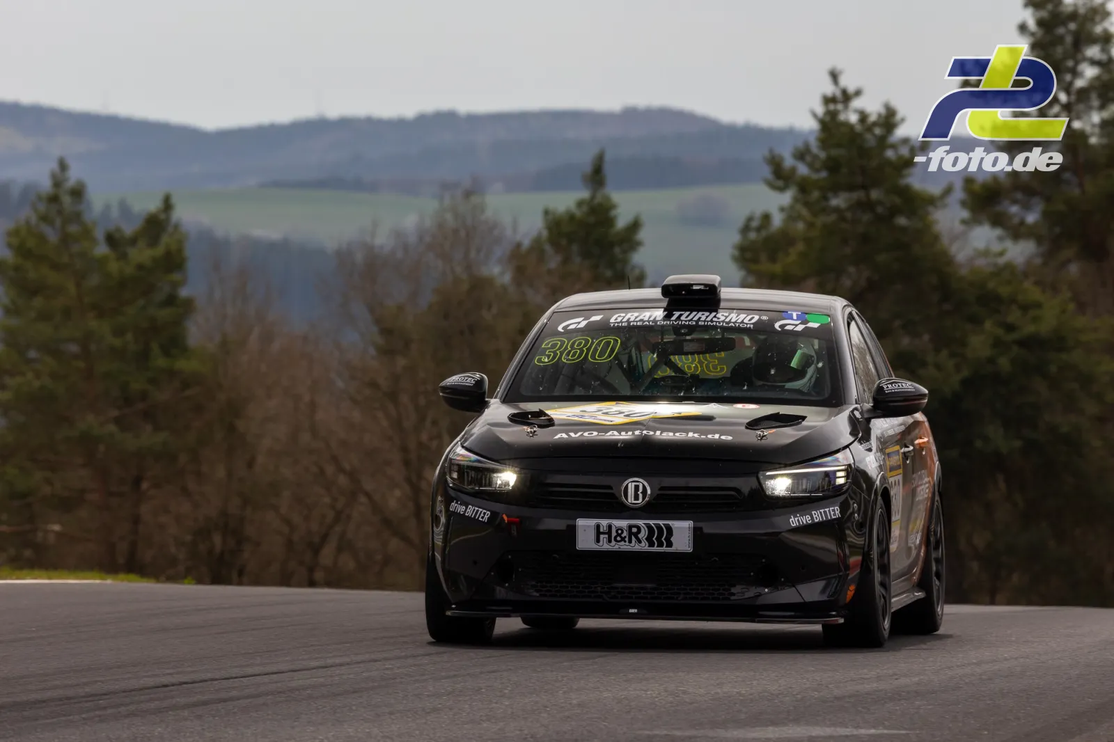 Opel Astra mit Startnummer 380 auf der Nordschleife mit Hügellandschaft im Hintergrund