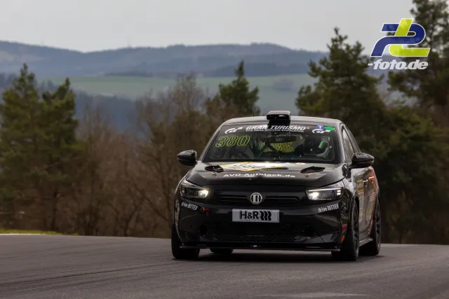 Opel Astra mit Startnummer 380 auf der Nordschleife mit Hügellandschaft im Hintergrund
