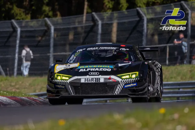 Audi R8 LMS GT3 mit schwarz-gelber Ravenol-Alphazoo-Lackierung in der Kurve auf dem Nürburgring während des NLS-Rennens.
