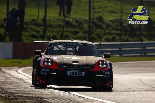 Porsche 911 GT3 in beiger, schwarzer und roter Lackierung in Kurve während des Zeittrainings zur Adenauer Rundstrecken-Trophy