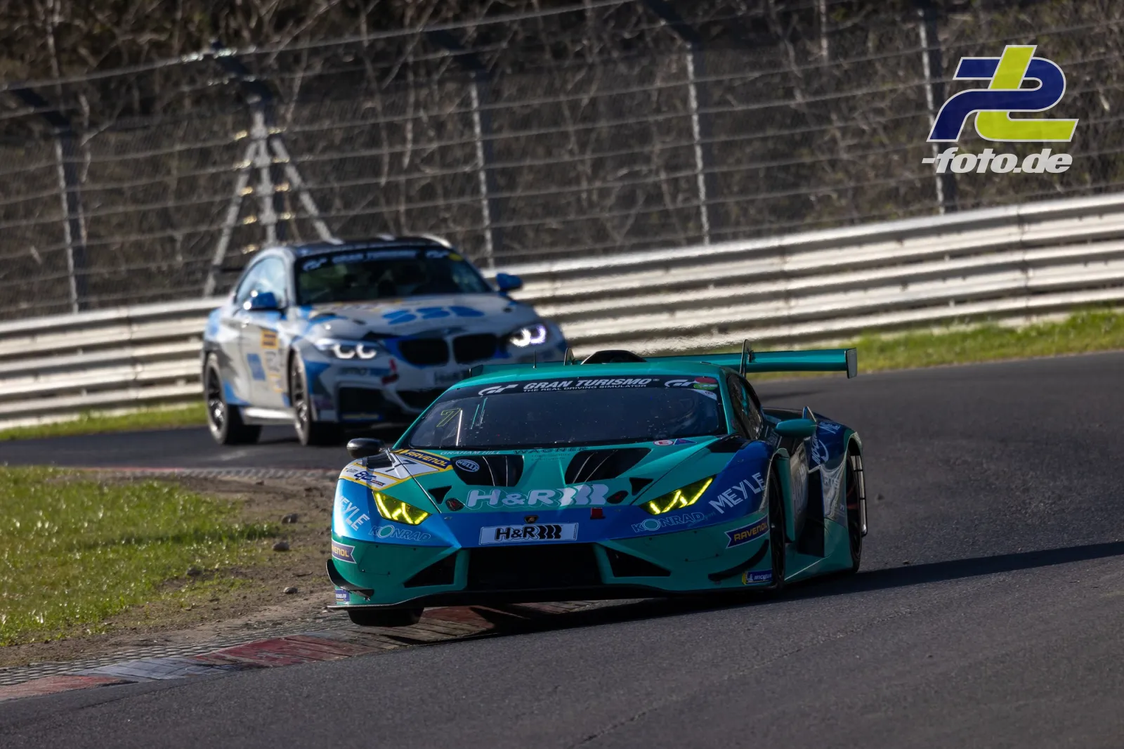 Türkiser Lamborghini Huracán vor weißem BMW im Zeittraining auf dem Nürburgring während der NLS Rundstrecken-Trophy.