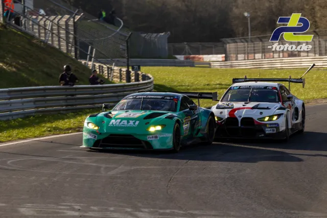 Zwei GT-Rennwagen in dichtem Zweikampf während des Zeittrainings auf dem Nürburgring bei sonnigem Wetter.