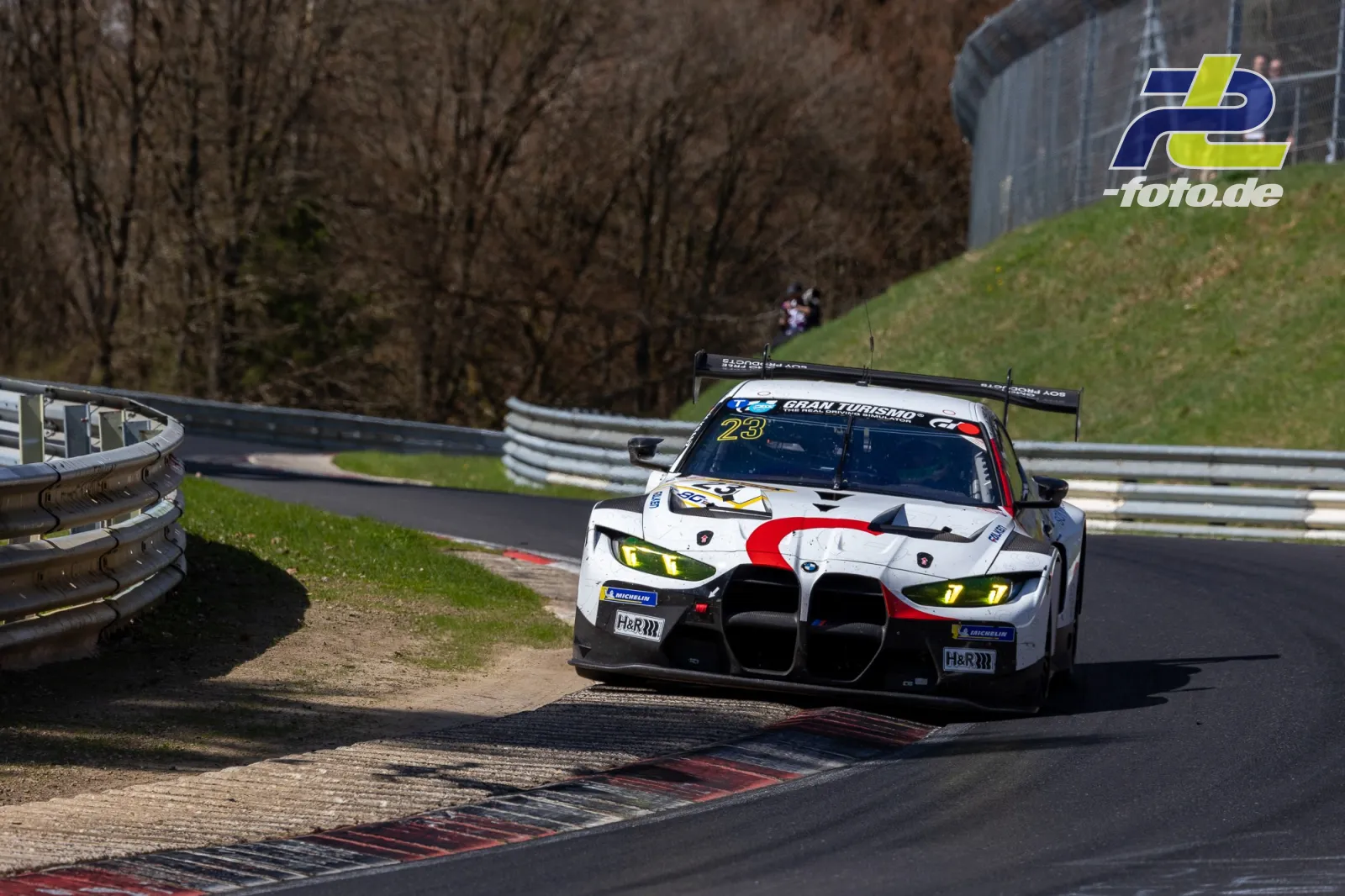BMW M4 GT3 mit Startnummer 23 in charakteristischer Lackierung auf der Nordschleife des Nürburgrings