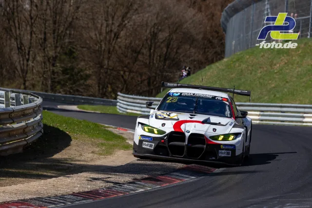 BMW M4 GT3 mit Startnummer 23 in charakteristischer Lackierung auf der Nordschleife des Nürburgrings