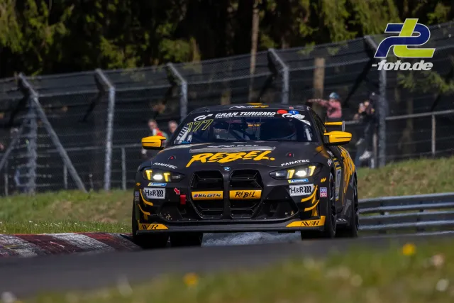 BMW M4 GT3 mit Startnummer 177 in schwarz-gelber Lackierung auf der Nordschleife beim NLS-Rennen.