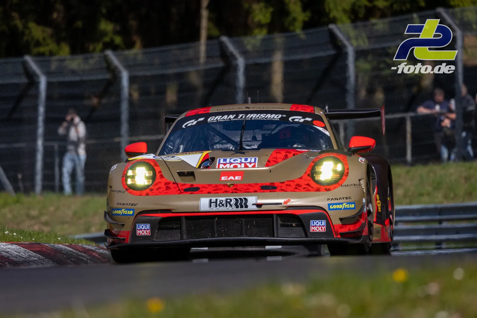 Porsche 911 GT3 R in beige-rot mit Liqui Moly-Sponsoring auf der Nürburgring-Nordschleife während des NLS-Rennens