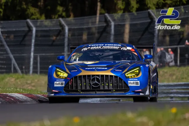 Mercedes-AMG GT3 mit blau-goldener Lackierung in der Kurve auf dem Nürburgring während der NLS.