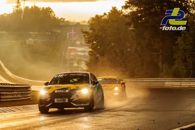 Zwei Rennwagen im Gegenlicht auf der Nürburgring-Nordschleife während des Qualifyings zum 24h-Rennen.