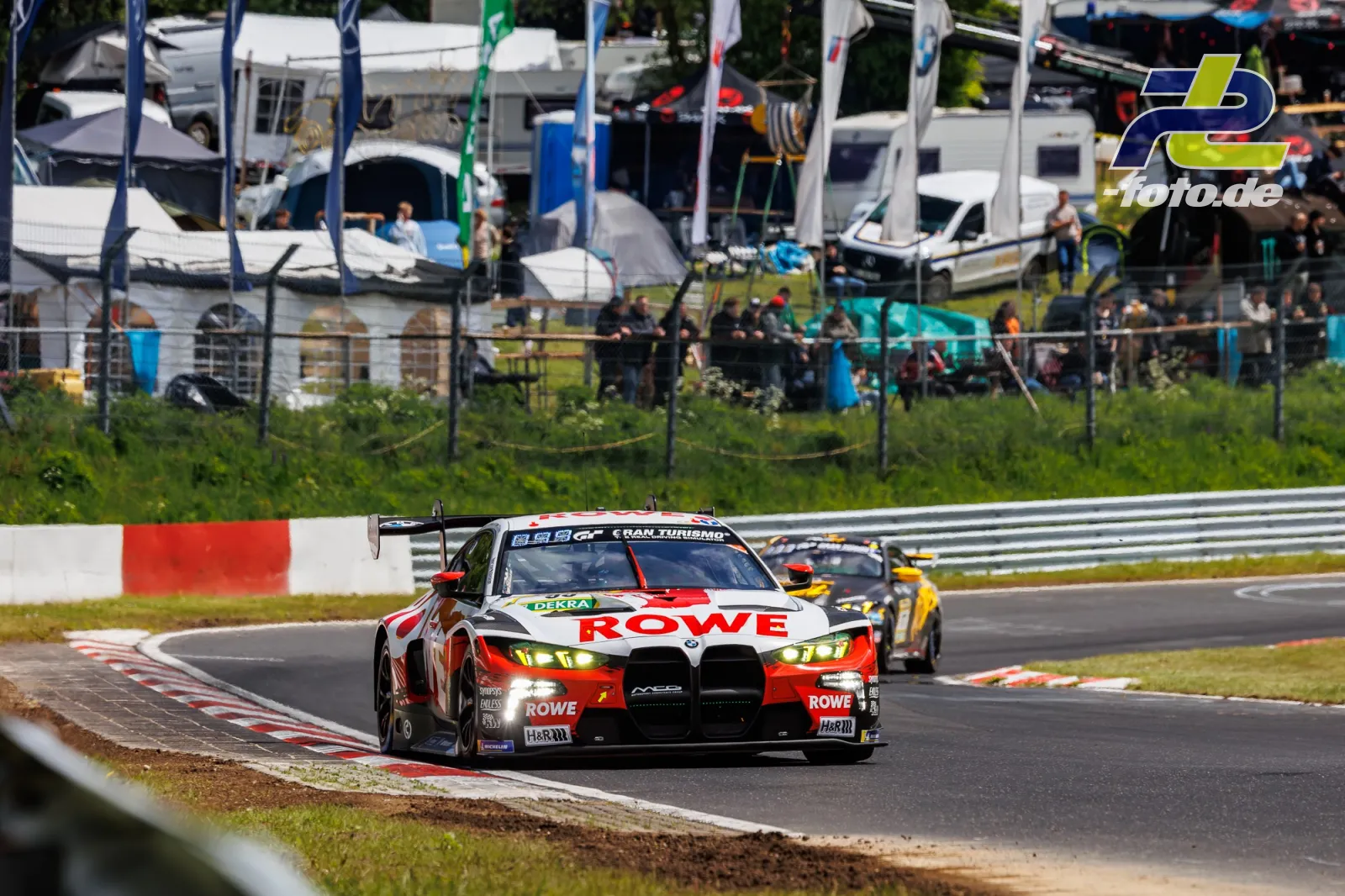 BMW M4 GT3 EVO von ROWE RACING auf der Nordschleife beim Qualifying zum ADAC RAVENOL 24h Nürburgring 2026, gefolgt von weiteren Fahrzeugen.