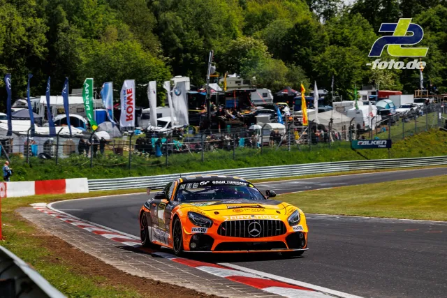 Mercedes-AMG GT auf der Nordschleife während der Qualifikation zum 24h-Rennen Nürburgring, Fahrerlager und Zuschauer im Hintergrund