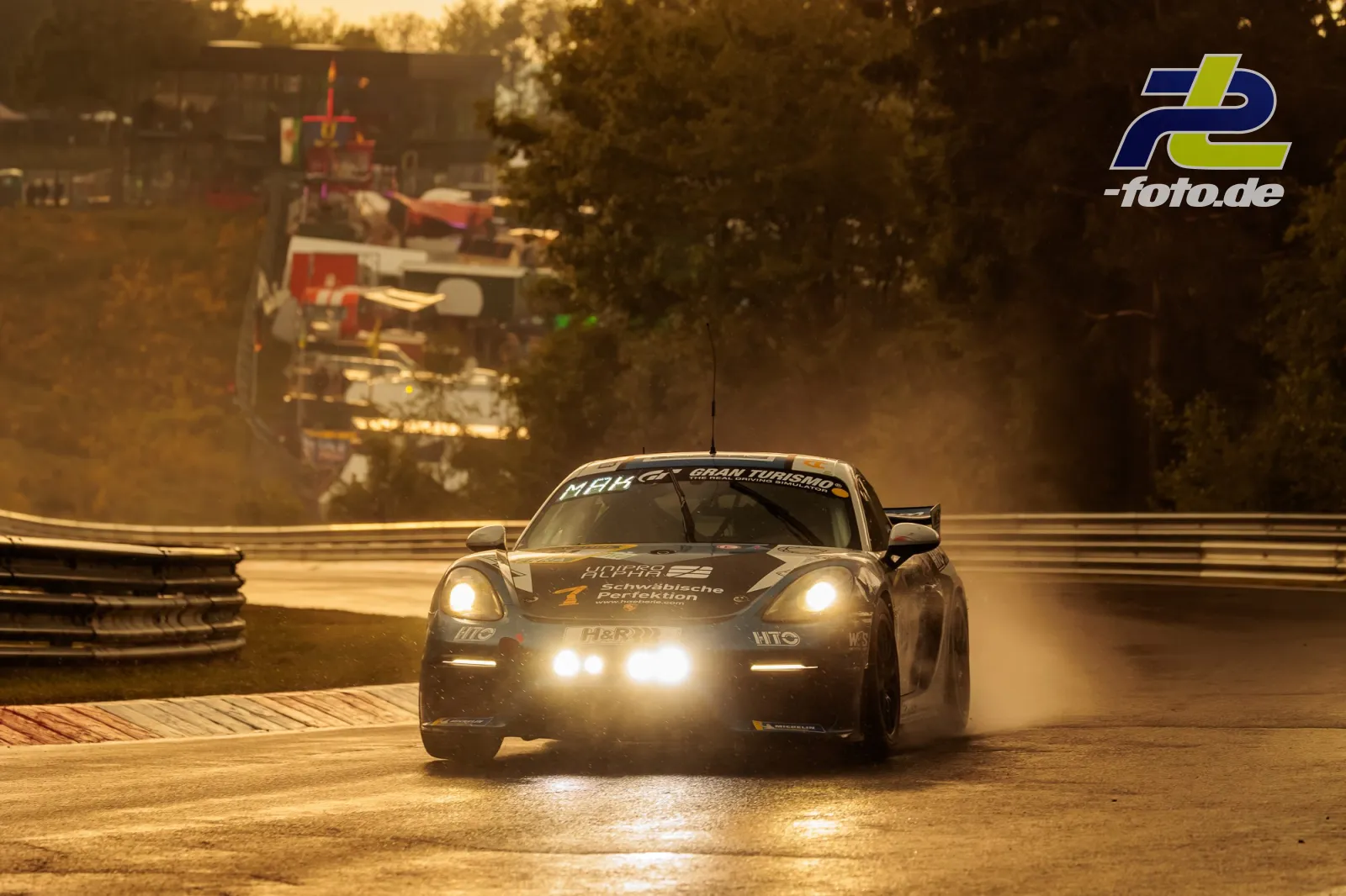 Porsche 718 Cayman GT4 Clubsport in Kurve bei Gegenlicht während des Qualifyings zum ADAC RAVENOL 24h Nürburgring 2026.