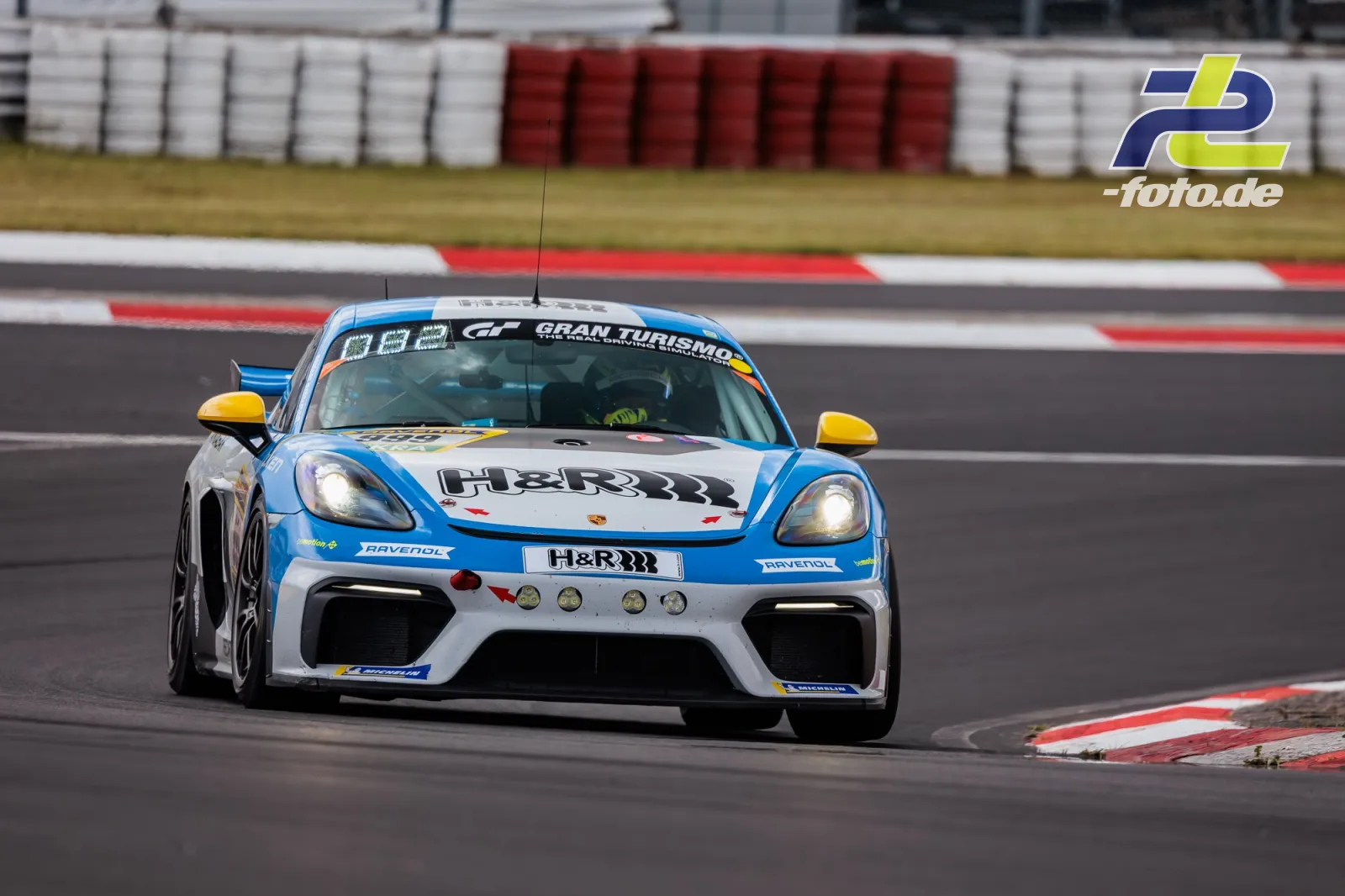 Porsche 718 Cayman GT4 Clubsport von Mühlner Motorsport in Kurve beim Qualifying zum 24h-Rennen am Nürburgring.