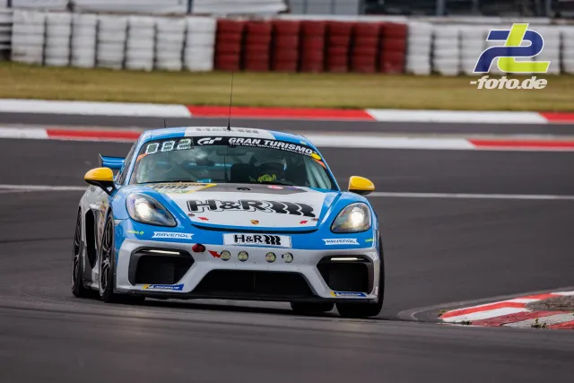 Porsche Cayman GT4 CS mit H&R-Lackierung in Kurve auf dem Nürburgring während der Qualifikation zum 24h-Rennen 2026