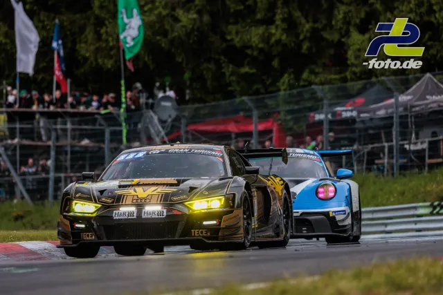 Zwei GT3-Rennwagen im Zweikampf auf der Nordschleife beim 24h-Rennen, schwarzer Audi R8 LMS GT3 evo II vor blau-weißem Porsche 911 GT3 R