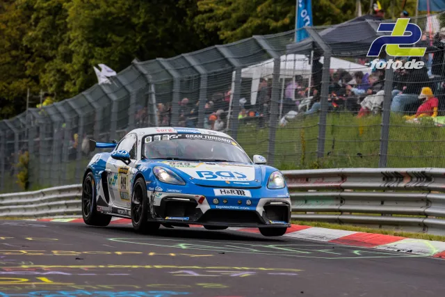 Porsche 718 Cayman GT4 mit Startnummer 949 in blau-weißer BGA-Lackierung auf der Nordschleife beim 24h-Rennen Nürburgring.