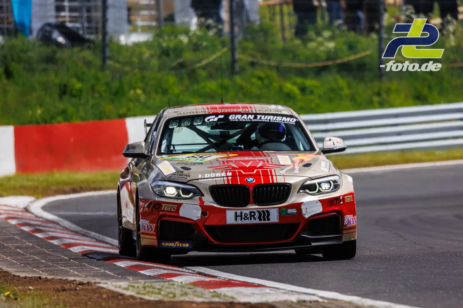 BMW in rot-weißer Lackierung auf der Nordschleife beim Qualifying zum 24h-Rennen Nürburgring.