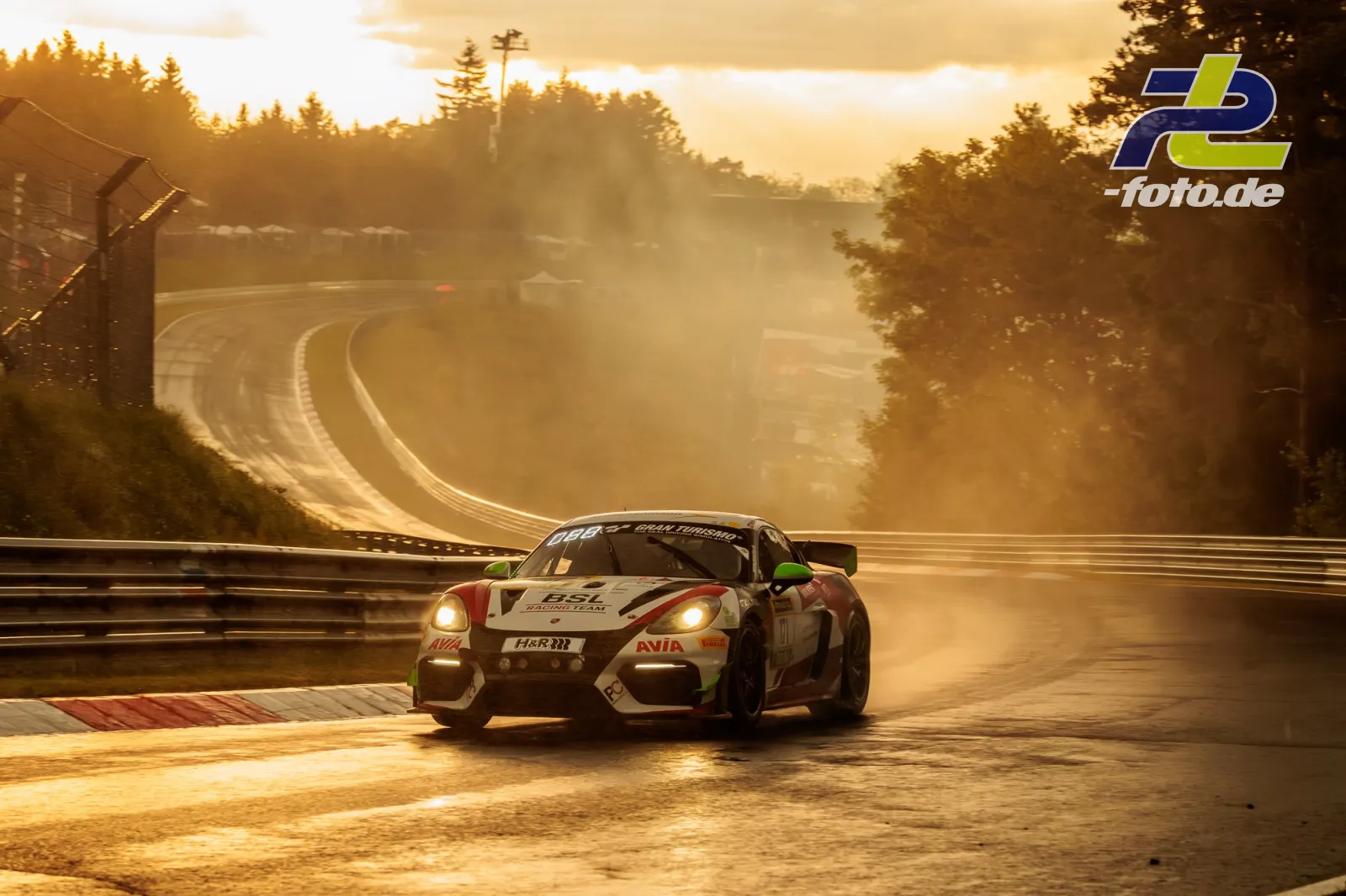 Porsche 718 Cayman GT4 RS CS im Gegenlicht bei Sonnenuntergang auf der Nürburgring Nordschleife während des Qualifyings zum 24h-Rennen 2026.
