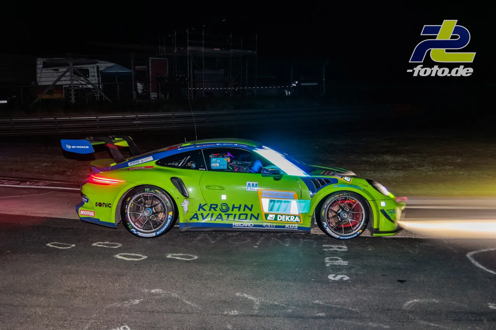 Porsche 911 GT3 Cup mit neongrüner Lackierung nachts auf dem Nürburgring während des 24-Stunden-Rennens, aufgenommen als Mitzieher.
