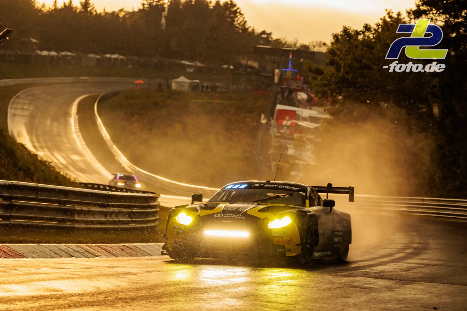 Aston Martin Vantage AMR GT3 EVO auf nasser Strecke bei Gegenlicht im Qualifying zum 24h-Rennen am Nürburgring.