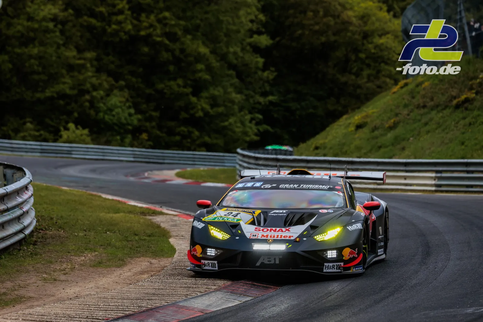 Lamborghini Huracán GT3 mit Startnummer 84 fährt im 24h-Rennen durch eine Kurve auf der Nordschleife des Nürburgrings.