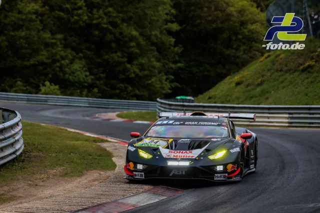 Lamborghini Huracán GT3 mit Startnummer 84 fährt im 24h-Rennen durch eine Kurve auf der Nordschleife des Nürburgrings.