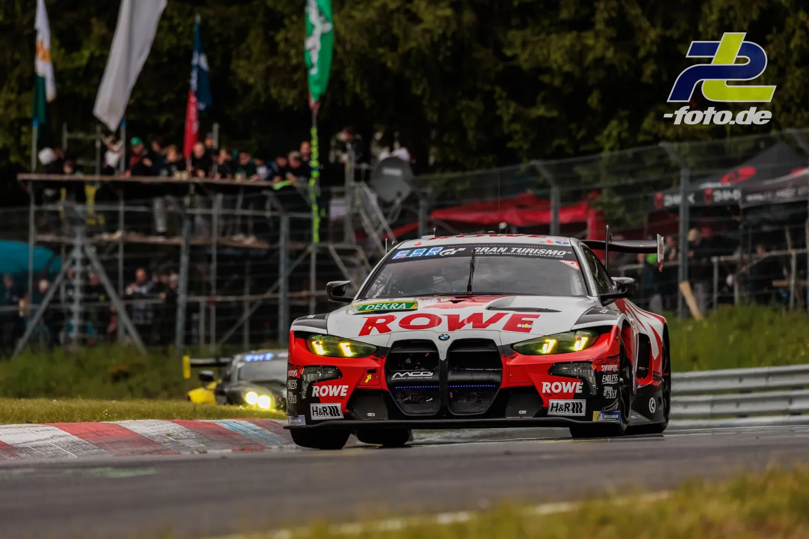 BMW M4 GT3 von ROWE Racing während des 24h-Rennens auf der Nordschleife bei Tageslicht.