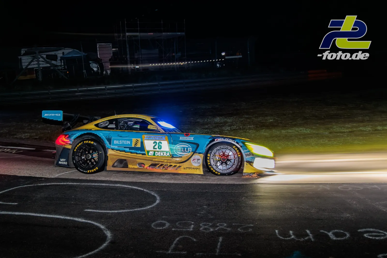 Mercedes-AMG GT3 #26 in türkis-gelb bei Nacht auf dem Nürburgring während des 24-Stunden-Rennens, aufgenommen als Mitzieher.