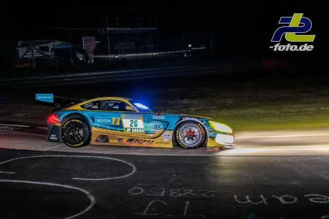 Mercedes-AMG GT3 #26 in türkis-gelb bei Nacht auf dem Nürburgring während des 24-Stunden-Rennens, aufgenommen als Mitzieher.