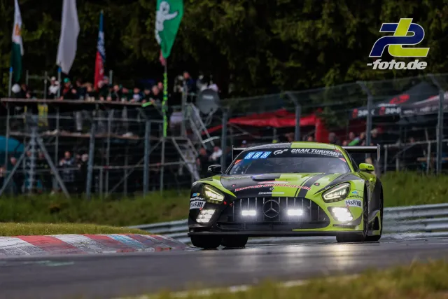 Mercedes-AMG GT3 in neongelb-schwarzer Lackierung auf der Nürburgring-Nordschleife während des 24h-Rennens.