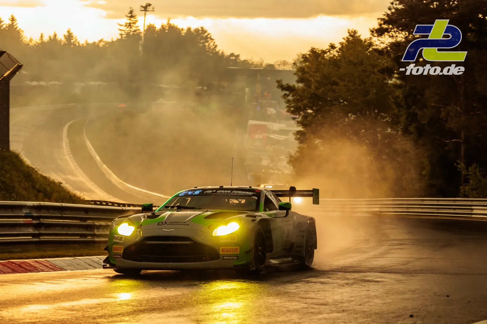 Aston Martin Vantage AMR GT3 EVO #39 bei Gegenlicht im Qualifying auf nasser Nordschleife, Walkenhorst Motorsport, 24h Nürburgring 2026.
