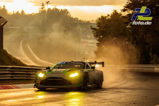 Aston Martin Vantage GT3 #39 in grün-weißer Lackierung im Gegenlicht bei nebligen Bedingungen auf dem Nürburgring während des Qualifyings.